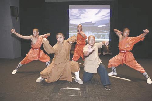 中國僑網(wǎng)武術(shù)大師率隊(duì)表演。(澳大利亞《新快報(bào)》資料圖)