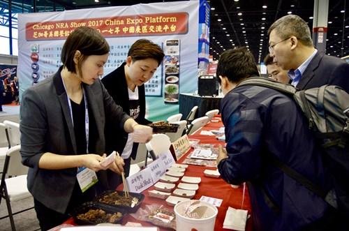 中國(guó)僑網(wǎng)“大毛家”成都小吃品牌展臺(tái)現(xiàn)場(chǎng)。(美國(guó)《世界日?qǐng)?bào)》/董宇 攝)