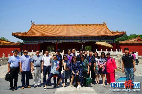 中國僑網(wǎng)資料圖:2017年華星藝術(shù)團(tuán)高級研修班赴故宮博物院參觀。(冉文娟 攝)