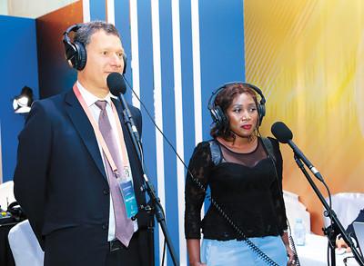 中國(guó)僑網(wǎng)圖為參加論壇的嘉賓體驗(yàn)配音