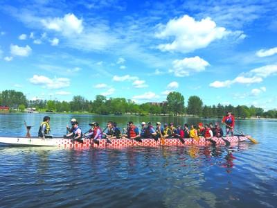 中國僑網(wǎng)中國駐加拿大使館龍舟隊正在為參加今年的渥太華龍舟節(jié)比賽訓(xùn)練。(資料圖)