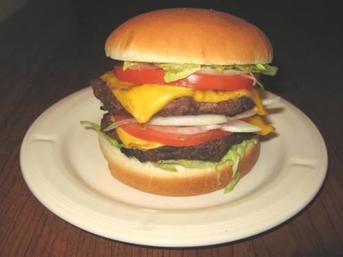 中國(guó)僑網(wǎng)雙層牛肉起司漢堡(來(lái)源:美國(guó)《世界日?qǐng)?bào)》)