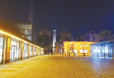 中國(guó)僑網(wǎng)圖為景德鎮(zhèn)陶溪川文化創(chuàng)意園中心廣場(chǎng)夜景,遠(yuǎn)處是老制瓷工廠的大煙囪。(《人民日?qǐng)?bào)》記者 史一棋 攝)