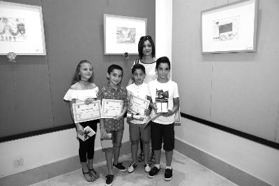 中國僑網(wǎng)馬耳他師生在自己的畫作前留影姜佩璋 攝