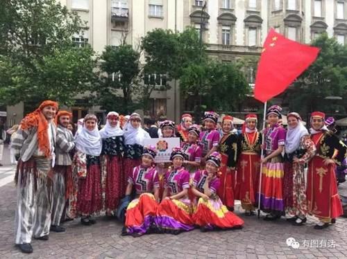 中國僑網(wǎng)華星藝術(shù)團與其他國家演員合影