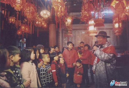 中國僑網(wǎng)蔡尤資在向兒童傳承童謠《數(shù)宮燈》