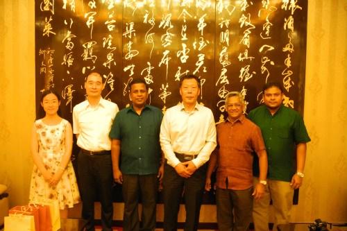 中國僑網(wǎng)田亦軍同斯里蘭卡攝影家代表一行合影