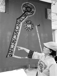 中國(guó)僑網(wǎng)張立新講解如何修復(fù)滿族刺繡服飾。