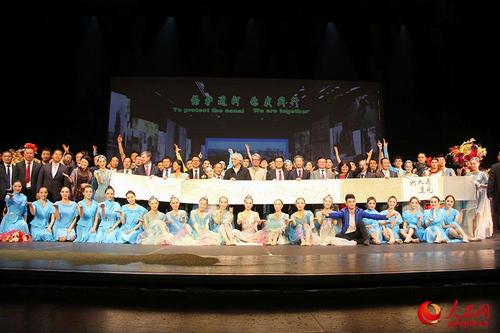 中國僑網(wǎng)演員和嘉賓合影