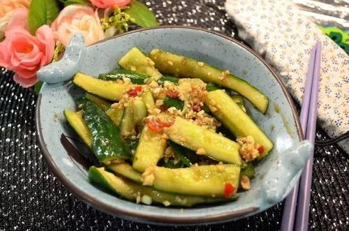 中國僑網(wǎng)蒜蓉拍黃瓜。(圖片來源:歐洲華人街網(wǎng))