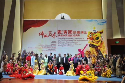 中國(guó)僑網(wǎng)瓦努阿圖總理薩爾維觀演后與演職員合影。/通訊員供圖