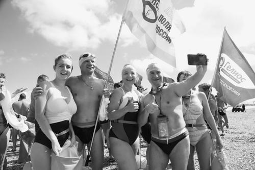 中國僑網(wǎng)圖為俄羅斯隊員登上大黑河島。 李民峰 攝