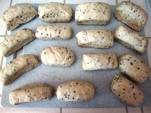 中國(guó)僑網(wǎng)養(yǎng)生五味饅頭。(美國(guó)《世界日?qǐng)?bào)》)