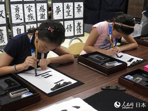 中國僑網(wǎng)兩名來自中國的學生現(xiàn)場寫作