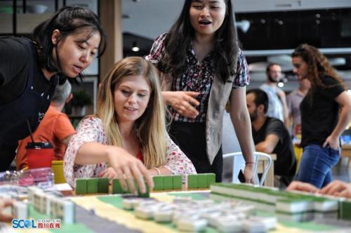 中國僑網資料圖:外國友人成都學麻將。田為 文/圖 圖片來源:四川在線