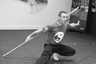 中國僑網(wǎng)華漢通表演少林齊眉棍 資料圖片