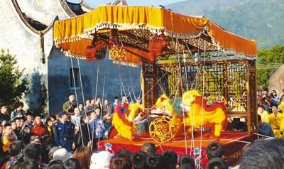 中國(guó)僑網(wǎng)線(xiàn)獅表演。 潘平方攝