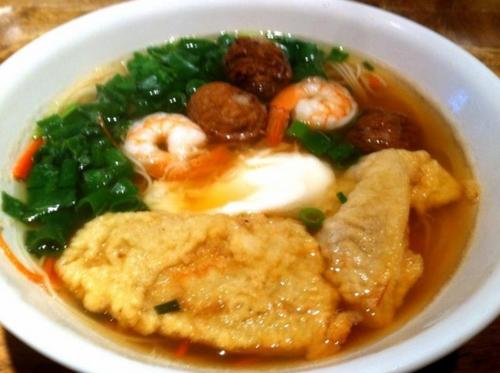 中國(guó)僑網(wǎng)美味的海鮮牛肉丸蛋包面線(xiàn)。(圖片來(lái)源:美國(guó)《世界日?qǐng)?bào)》)