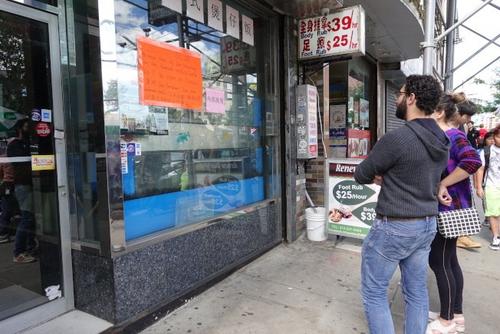 中國僑網(wǎng)食客9日看到蘭州拉面店面換址開張的消息,皆表示興奮。(美國《世界日報》/金春香 攝)