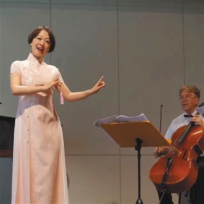 中國僑網(wǎng)林莫樵嘗試用西洋室內(nèi)樂編制重新創(chuàng)作改編的方式,并與昆曲“傳”字輩第三代傳人周好璐(圖)合作。