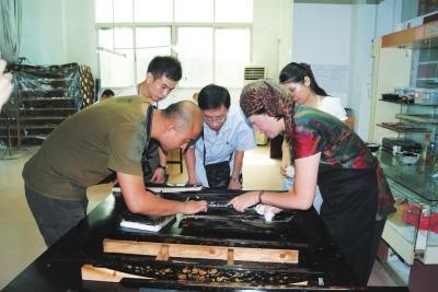 中國僑網(wǎng)廈門沈錦麗漆藝工作室與中國長春一汽紅旗項目組研討。