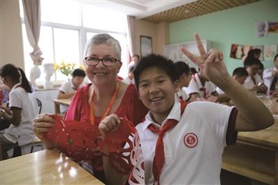 中國僑網(wǎng)外國校長嘗試剪紙