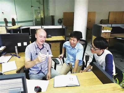 中國僑網(wǎng)謝爾蓋與商飛團(tuán)隊(duì)在一起研究大飛機(jī)問題
