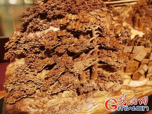 中國(guó)僑網(wǎng)木雕《清明上河圖》局部 光明網(wǎng)記者 劉洋攝