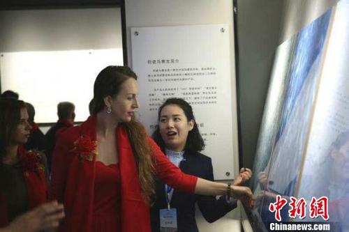 中國(guó)僑網(wǎng)俄羅斯皇世萬鈞總裁愛麗絲在禹州神垕參觀金堂鈞窯燒制的裝飾產(chǎn)品 齊永 攝