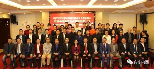 中國僑網曲藝家與僑界代表合影。(《歐洲時報》/黃冠杰 圖文報道)