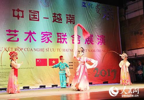 中國僑網(wǎng)中國演員傾情表演精彩戲曲節(jié)目。劉剛 攝