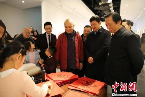 中國僑網(wǎng) 嘉賓現(xiàn)場參觀欣賞展覽。 鐘欣 攝