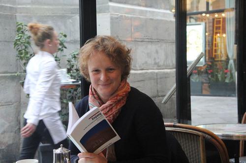 中國僑網(wǎng)索尼婭·布雷斯勒與她新出版的新疆行記(攝影:何蒨)