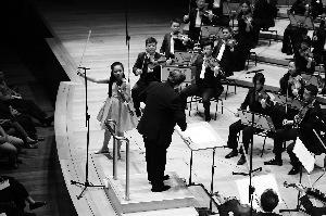 中國(guó)僑網(wǎng)中國(guó)愛(ài)樂(lè)樂(lè)團(tuán)登上新加坡濱海藝術(shù)中心音樂(lè)廳舞臺(tái)。