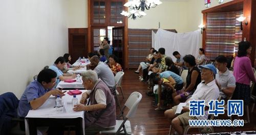 中國僑網(wǎng)中醫(yī)藥專家集中診療場景。新華網(wǎng)發(fā)(蔡俊杰攝)