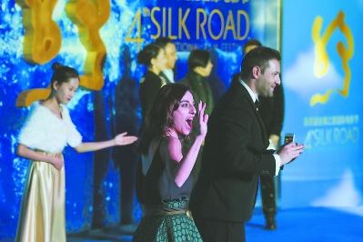 中國(guó)僑網(wǎng)資料圖:國(guó)際影人相聚絲路電影節(jié)。新華社 發(fā)