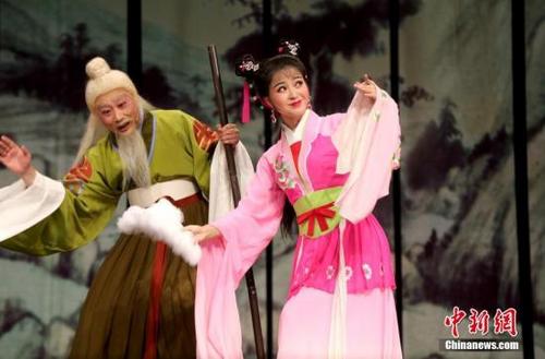 中國僑網(wǎng)資料圖:安徽省僑辦和安徽省演出集團(tuán)組織的黃梅劇院黃梅戲慰問演出團(tuán)來到美國第四大城市休斯敦。中新社記者 王歡 攝