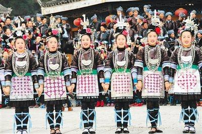 中國(guó)僑網(wǎng)貴州從江縣小黃村婦女齊唱侗族大歌(新華社記者 李黔渝 攝)