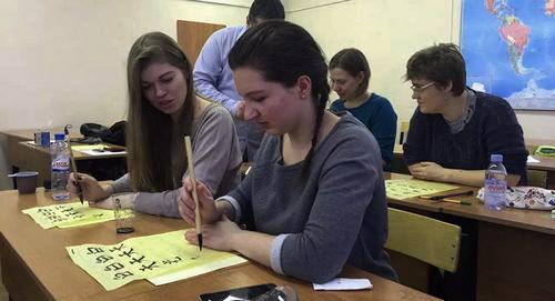 中國(guó)僑網(wǎng)參賽者現(xiàn)場(chǎng)展示漢字書(shū)法 (俄羅斯衛(wèi)星通訊社)