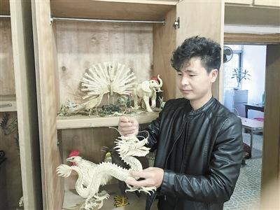 中國(guó)僑網(wǎng)陳云飛展示其作品。本報(bào)記者童夢(mèng)寧攝