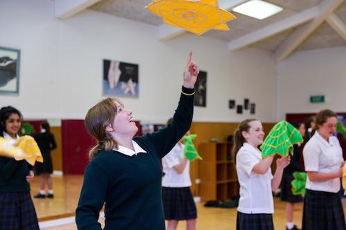中國僑網(wǎng)維大孔子學(xué)院塞繆爾·馬斯頓女校孔子課堂學(xué)生興奮地轉(zhuǎn)起手絹(新西蘭中國文化中/張健勇 攝)