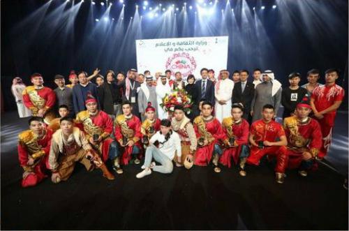 中國(guó)僑網(wǎng)合影。