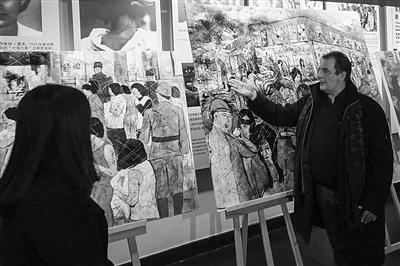 中國(guó)僑網(wǎng)帕赫展示作品。實(shí)習(xí)生 陳儼 新華報(bào)業(yè)視覺(jué)中心記者 萬(wàn)程鵬 攝