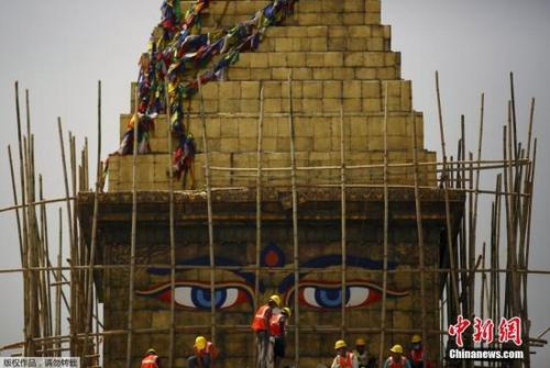 中國(guó)僑網(wǎng)資料圖:尼泊爾加德滿都重修地震中損壞佛塔。