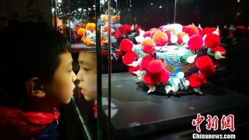 中國僑網(wǎng)小朋友觀賞戲曲服飾展 應(yīng)妮 攝