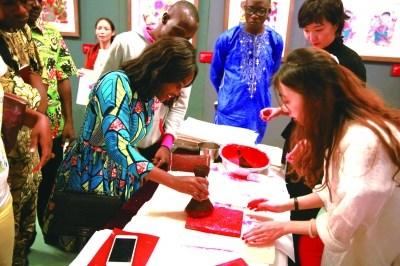 中國僑網(wǎng)當?shù)厍嗄戡F(xiàn)場體驗?zāi)景婺戤嬛谱鳌? /></div><!--圖片--><!--圖片說明-->
<div id=