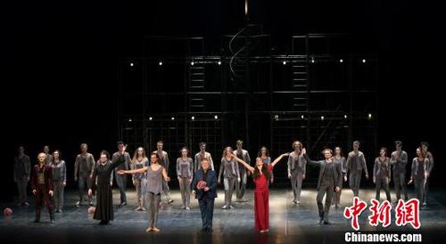 中國僑網(wǎng)艾夫曼芭蕾舞團(tuán)謝幕,前排捧花者為編舞大師鮑里斯·艾夫曼 鐘欣 攝