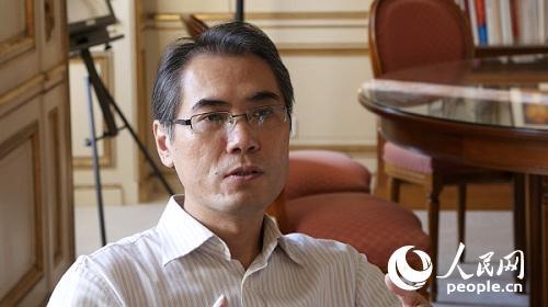中國僑網(wǎng)巴黎中國文化中心主任嚴(yán)振全接受人民網(wǎng)專訪。何蒨 攝