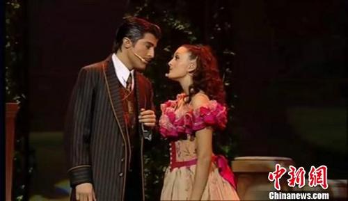 中國僑網(wǎng)法語原版音樂劇《亂世佳人》劇照 鐘欣 攝
