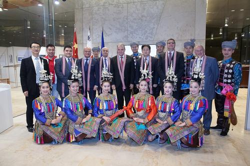 中國(guó)僑網(wǎng)合影。